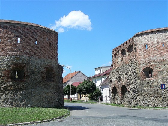 Strážnice Gates